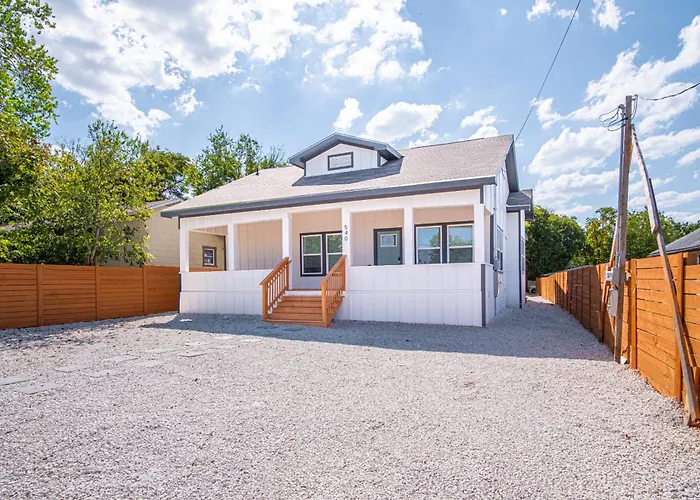 Inviting 4Br2Ba Near Downtown Riverwalk