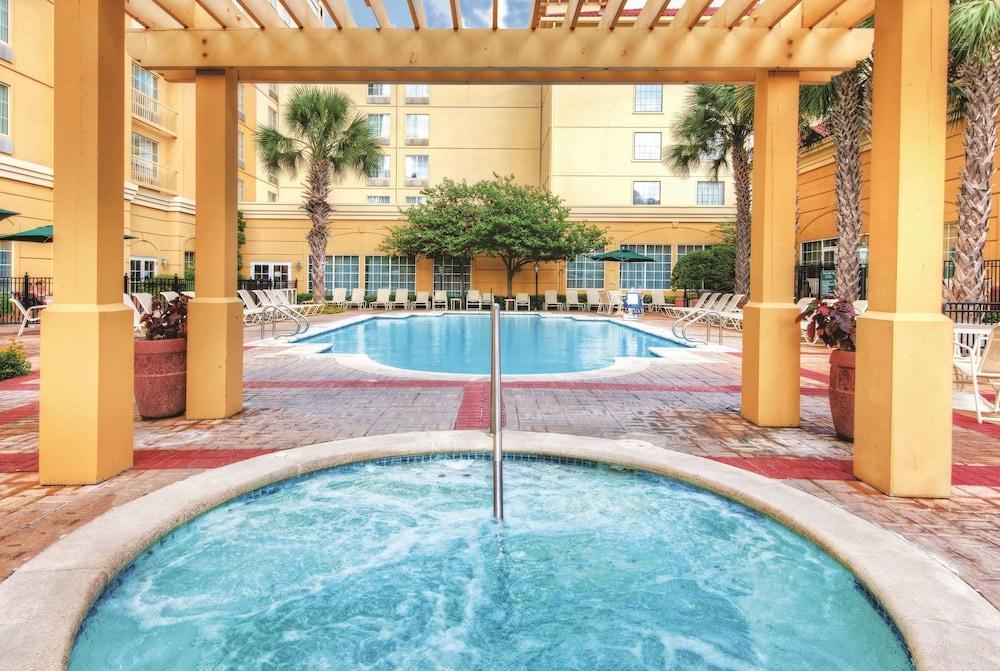 Hotel La Quinta & By Wyndham Riverwalk