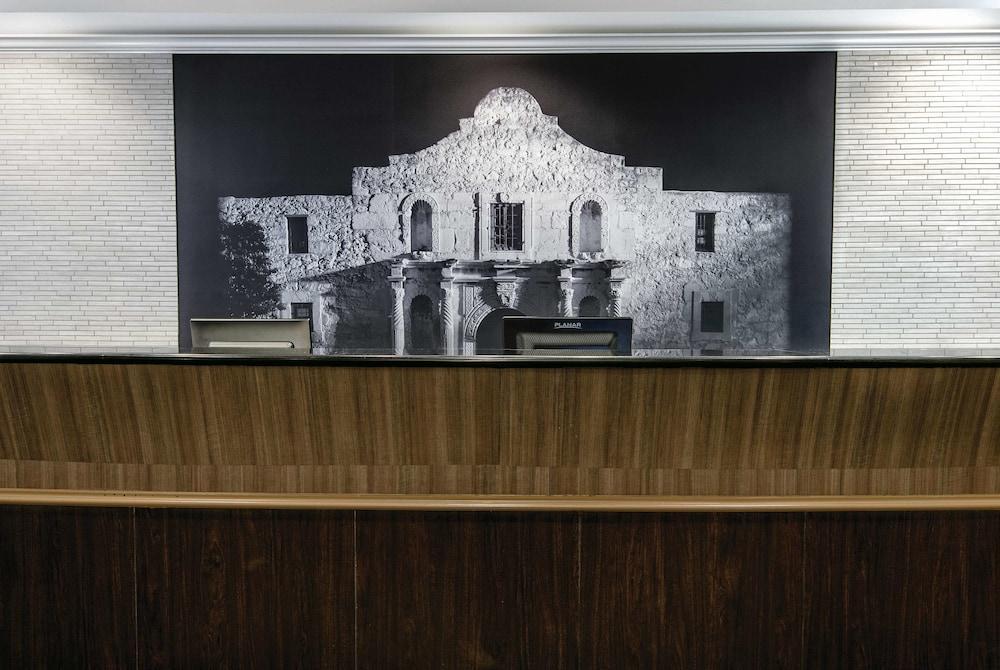 Hotel La Quinta & By Wyndham Riverwalk San Antonio