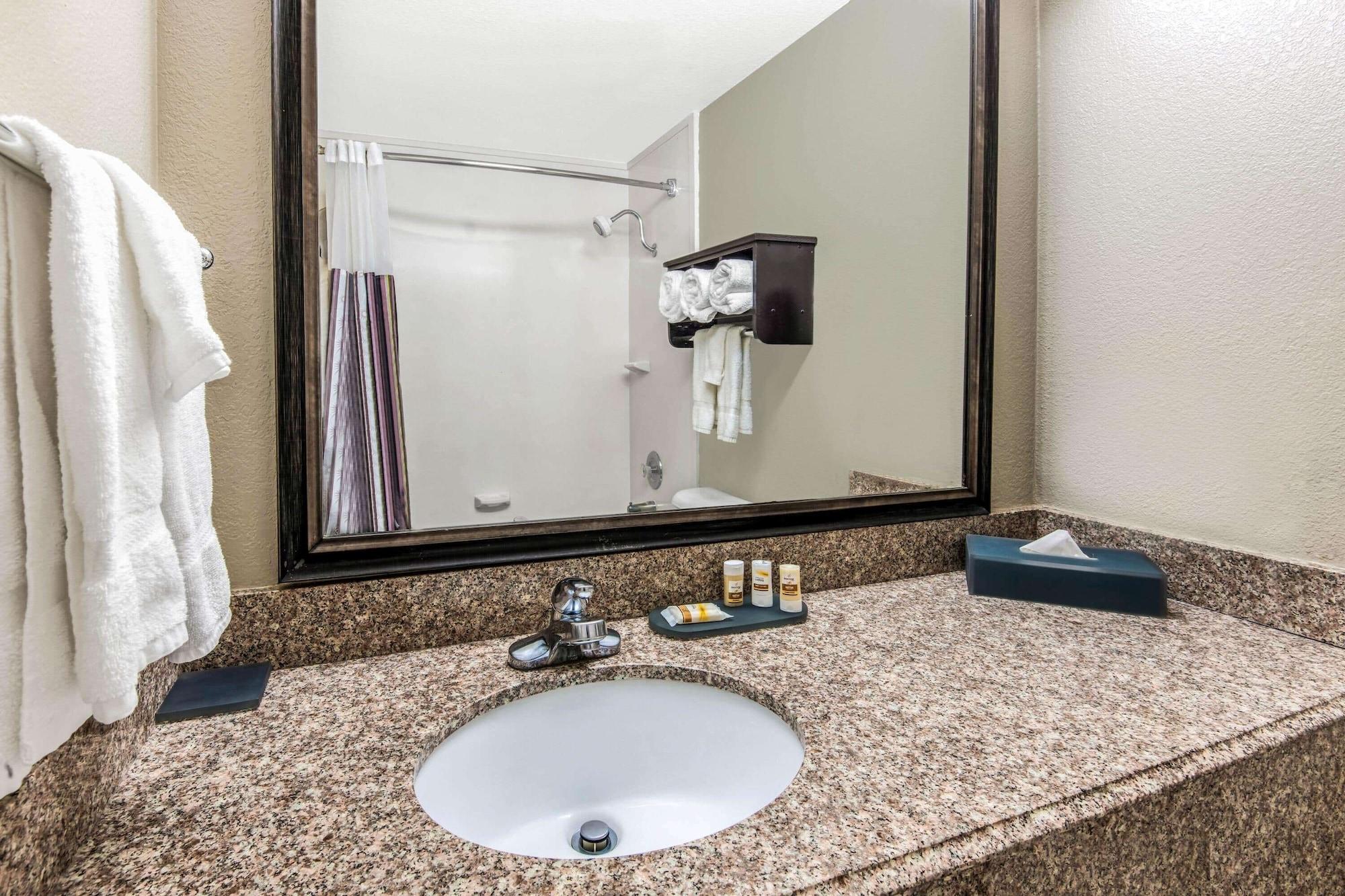 La Quinta By Wyndham Brooks Base 3* San Antonio