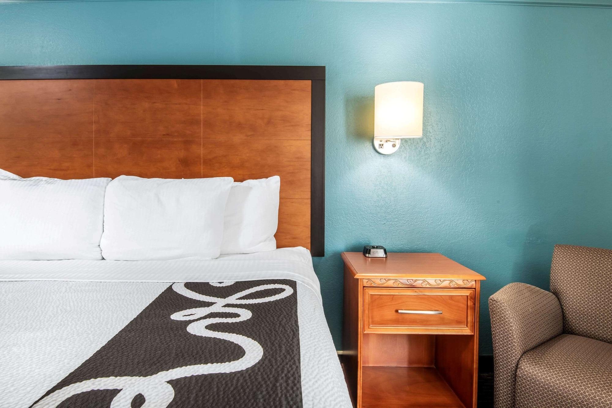 Hotel La Quinta By Wyndham Brooks Base 3*