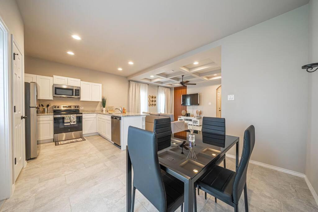 Holiday home Gorgeous, Brand New 3 Bedrooms Home- Built 2024, Near Seaworld & Lackland Afb *
