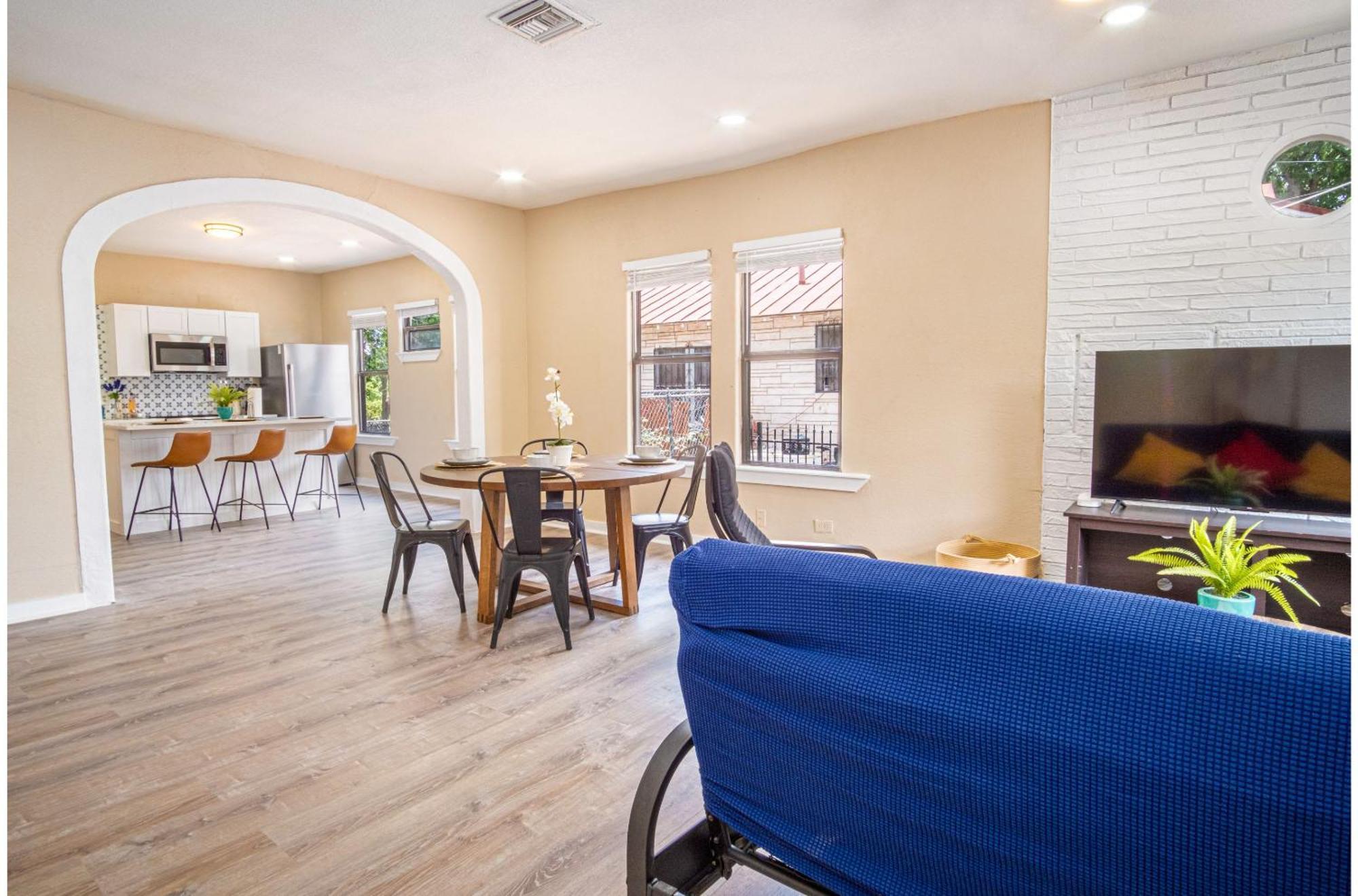 Modern Living 3br2ba Close To Amazing Downtown