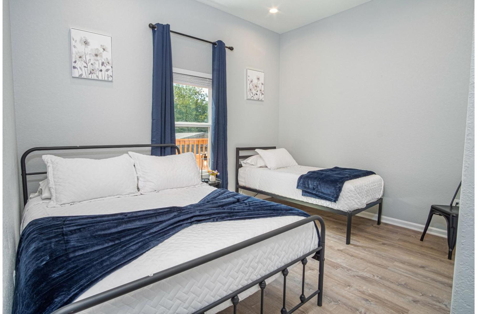 Holiday home Inviting 4br2ba Near Downtown Riverwalk