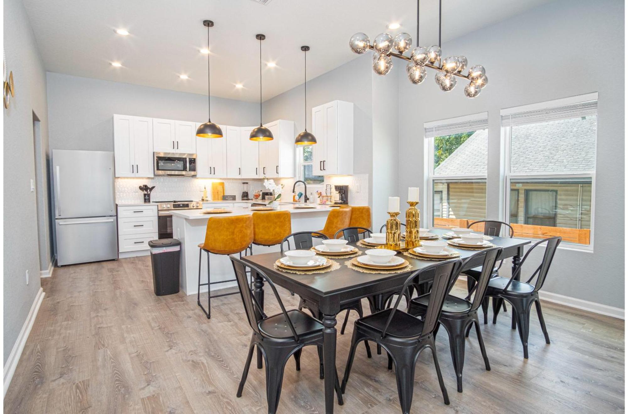 Inviting 4br2ba Near Downtown Riverwalk *