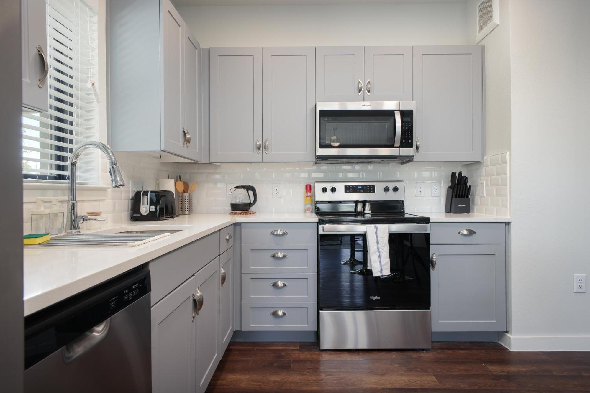 Modern 2Brescape W Gym Parking Near Rvrwalk & Dome Apartment *
