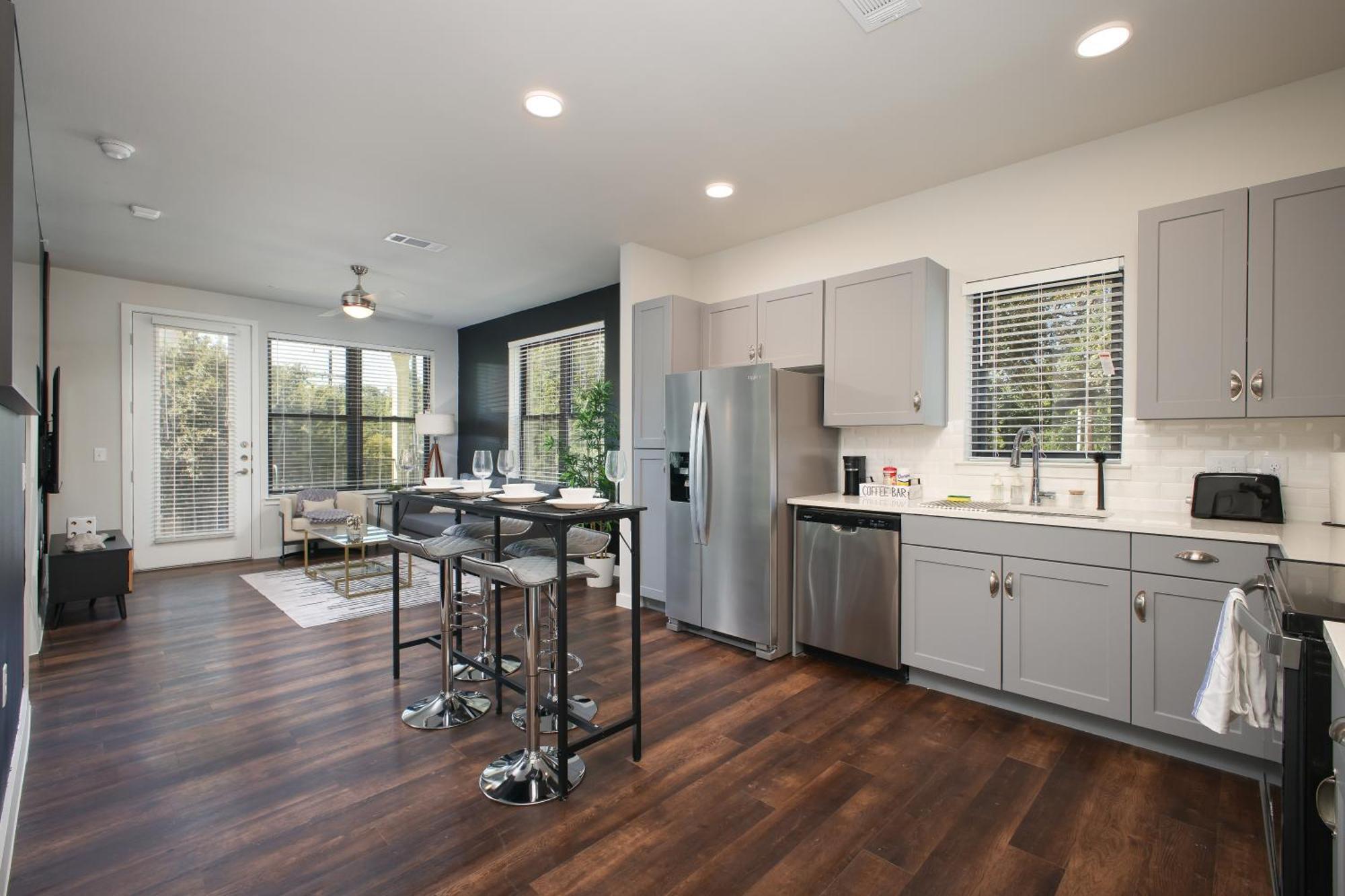 Modern 2Brescape W Gym Parking Near Rvrwalk & Dome San Antonio