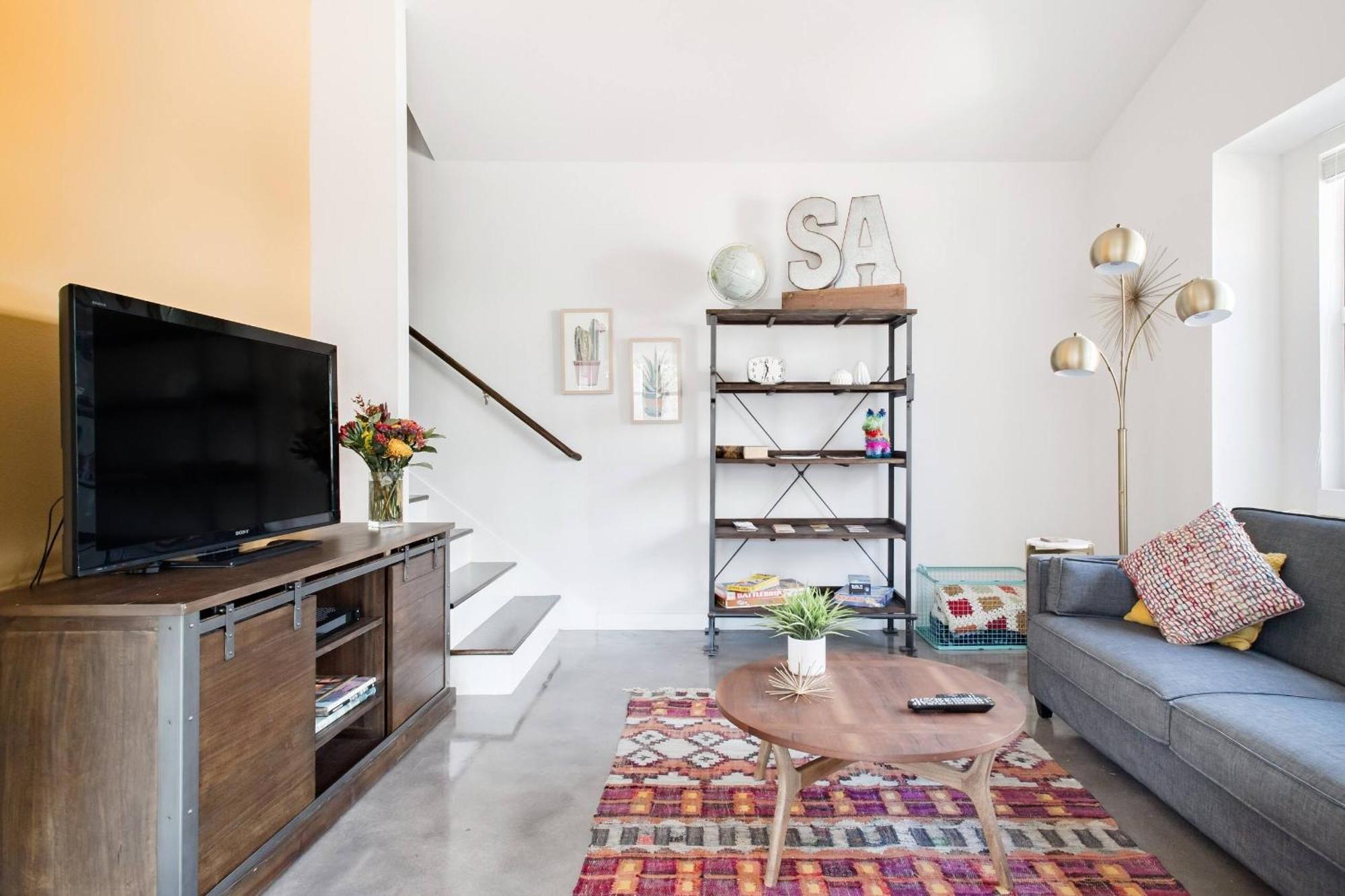 Explore The River Walk From Artsy Designer Retro Chic Holiday home San Antonio