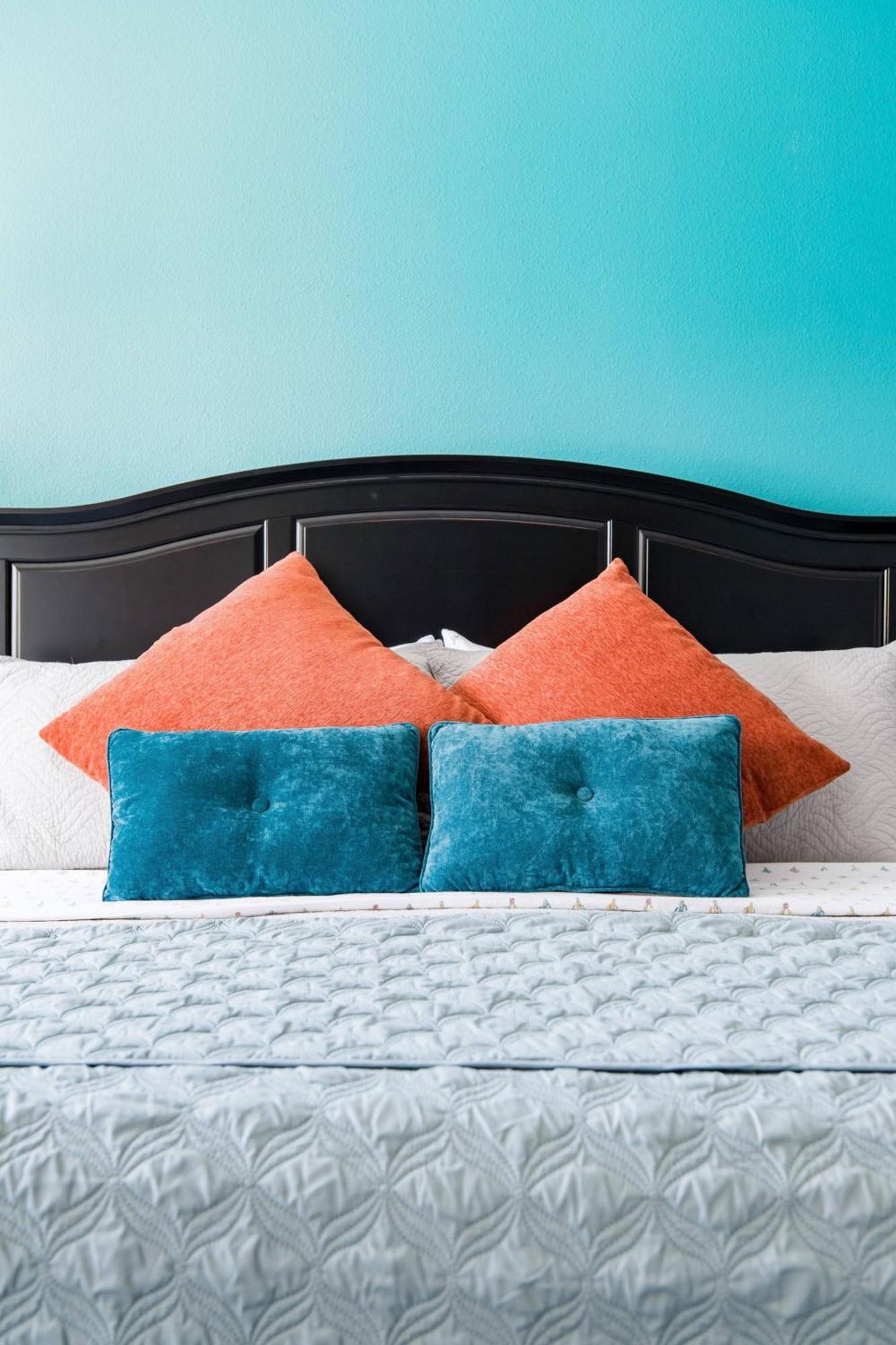 Explore The River Walk From Artsy Designer Retro Chic Holiday home *