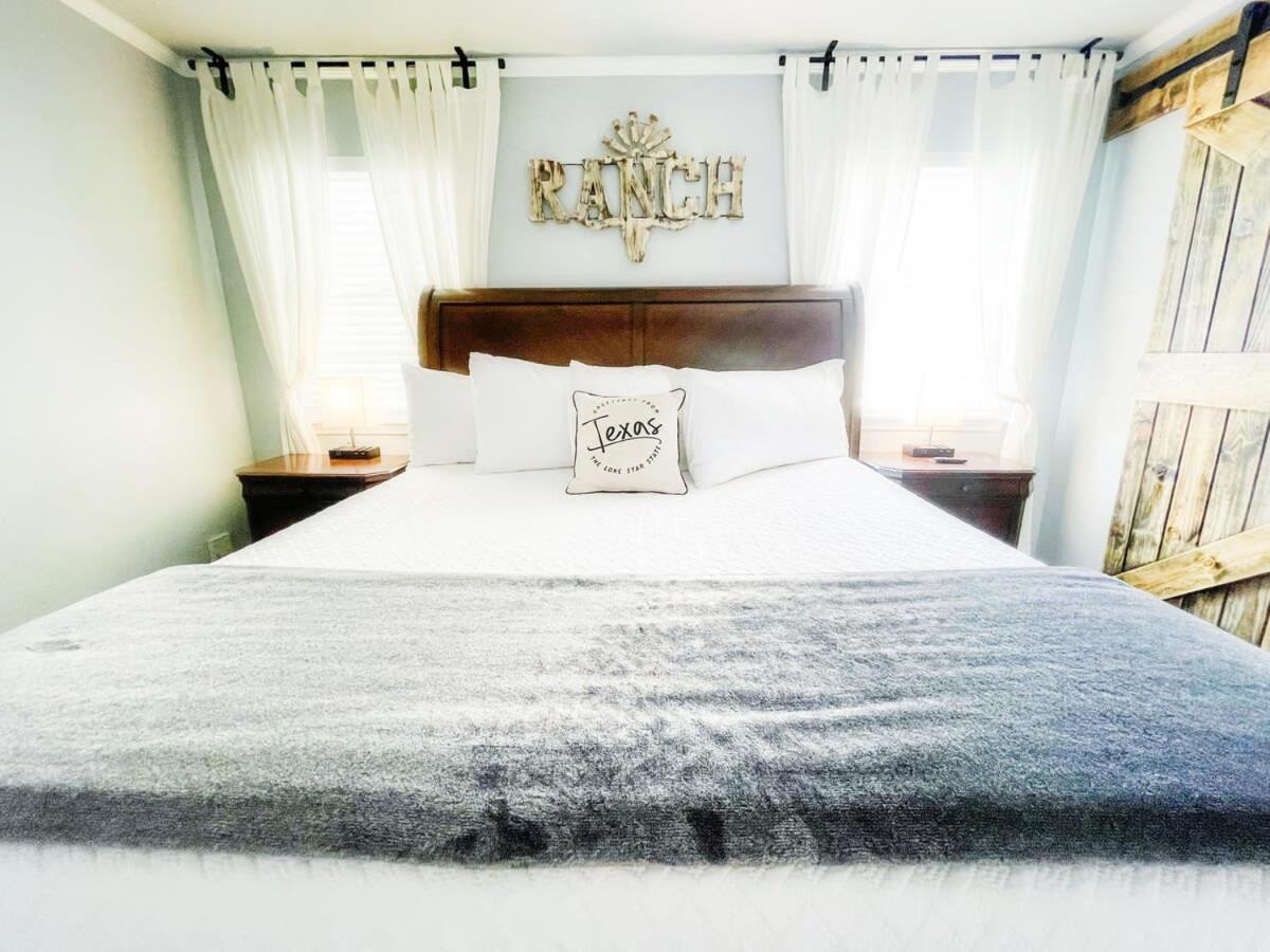 Upscale Townhouse Heart Of Sa's Medical Center Holiday home