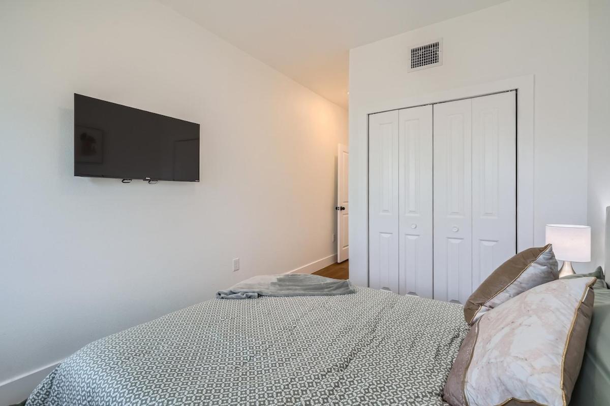 Rooftop Views, Riverwalk & Downtown Holiday home *