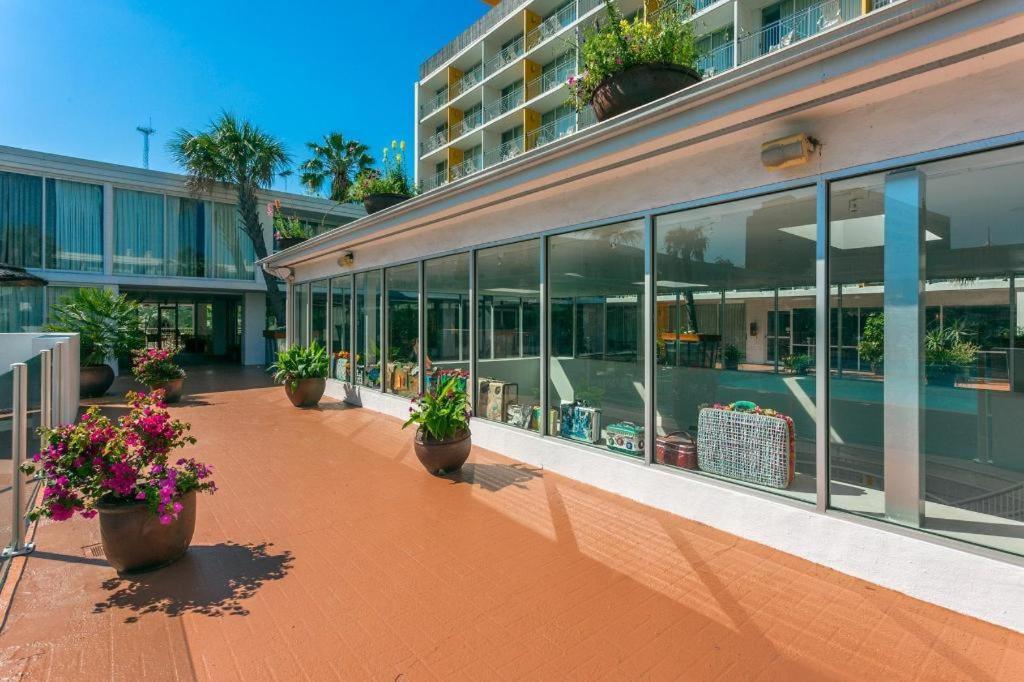 El Tropicano Riverwalk Hotel
