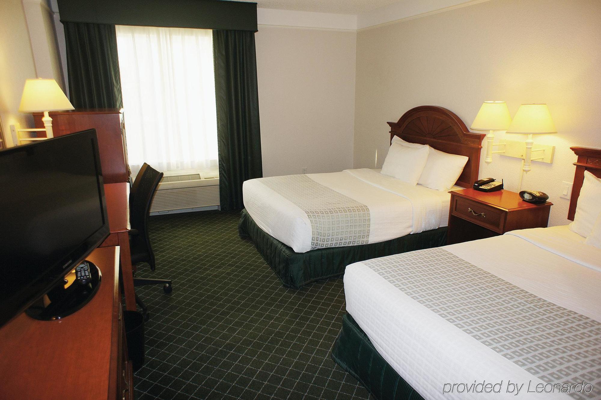 La Quinta & By Wyndham Riverwalk Hotel