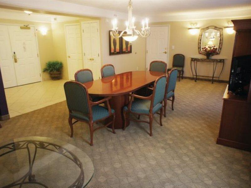 Hotel La Quinta & By Wyndham Riverwalk