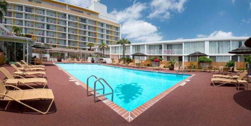 El Tropicano Riverwalk Hotel