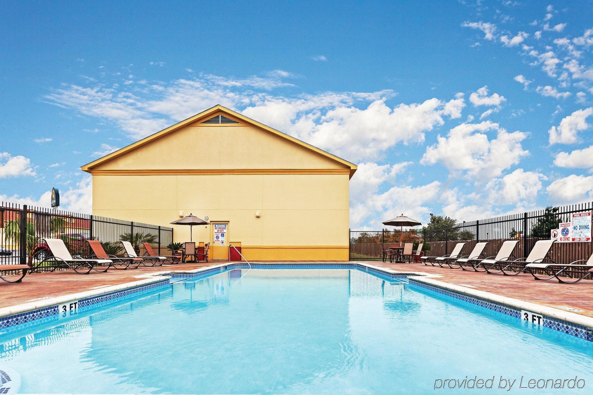 La Quinta By Wyndham Brooks Base