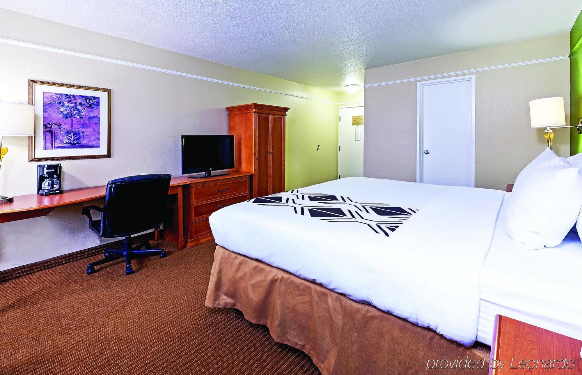 La Quinta By Wyndham Brooks Base 3*