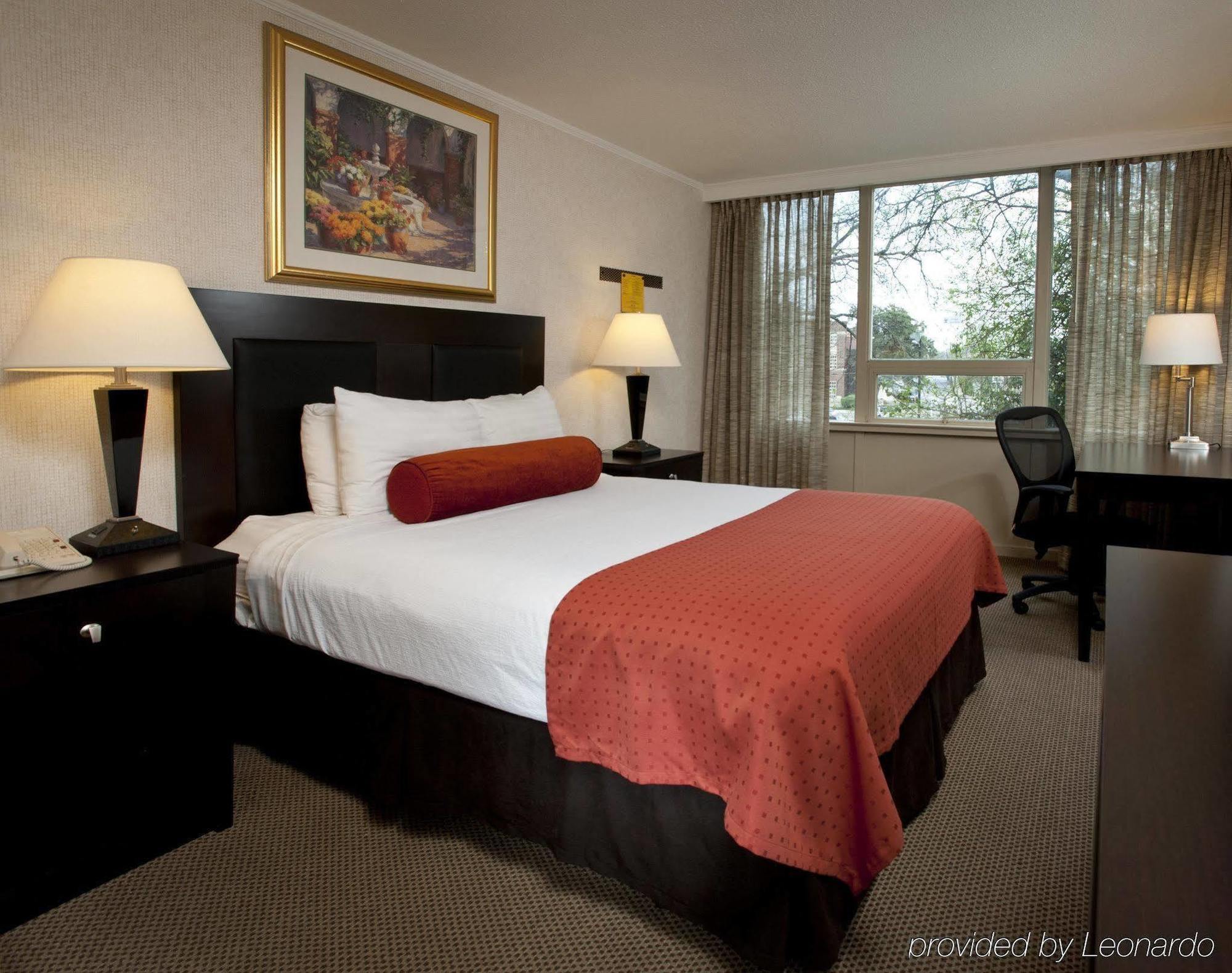 Hotel El Tropicano Riverwalk 3*