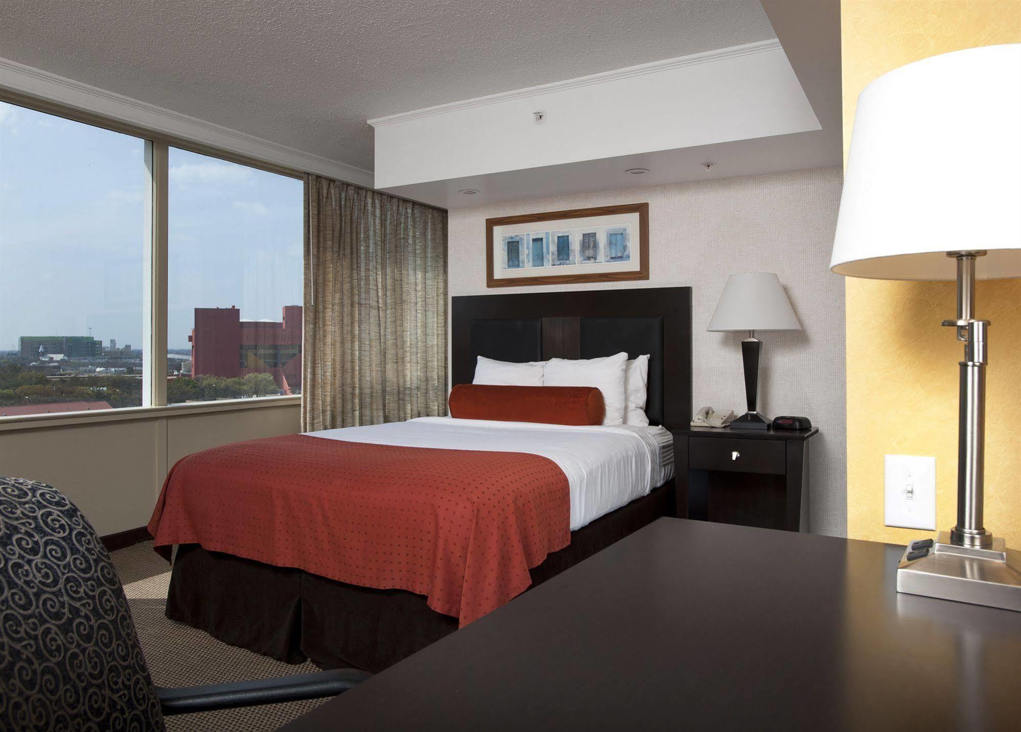 Hotel El Tropicano Riverwalk 3*