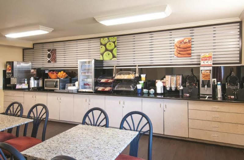 La Quinta By Wyndham Brooks Base 3*