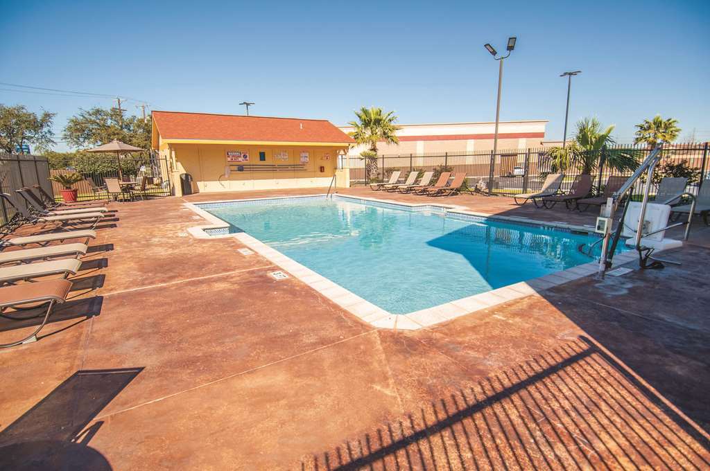 La Quinta By Wyndham Brooks Base Hotel San Antonio