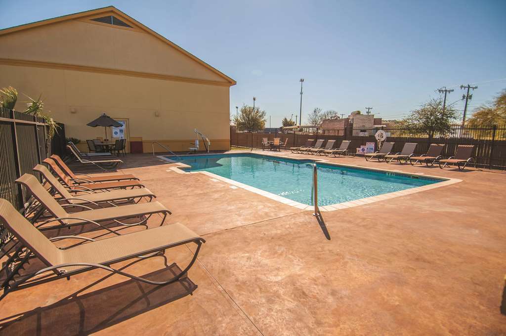 La Quinta By Wyndham Brooks Base San Antonio