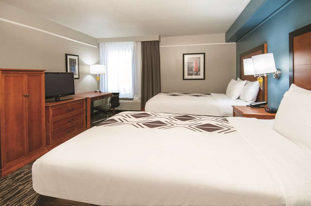 La Quinta By Wyndham Brooks Base San Antonio