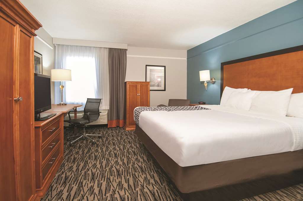 La Quinta By Wyndham Brooks Base 3* San Antonio
