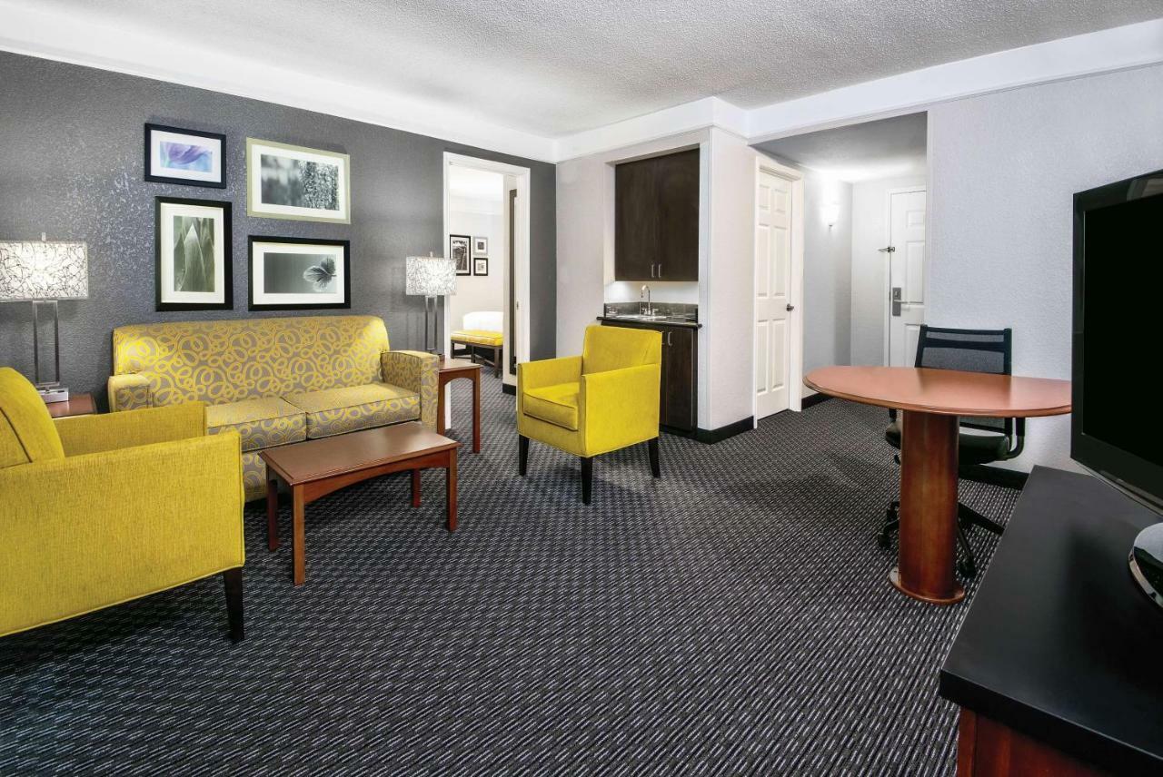 Hotel La Quinta & By Wyndham Riverwalk