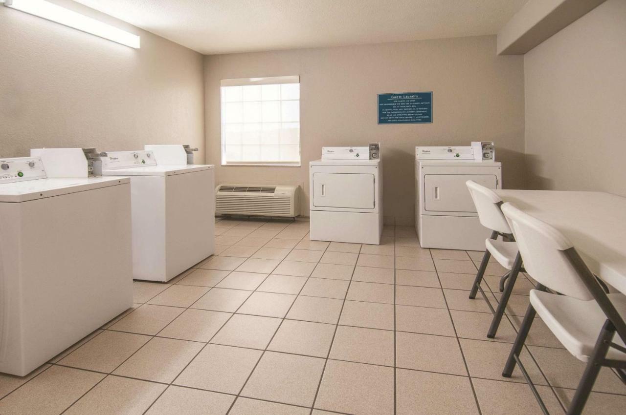 La Quinta By Wyndham Brooks Base San Antonio
