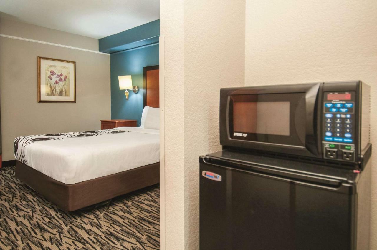 Hotel La Quinta By Wyndham Brooks Base 3*