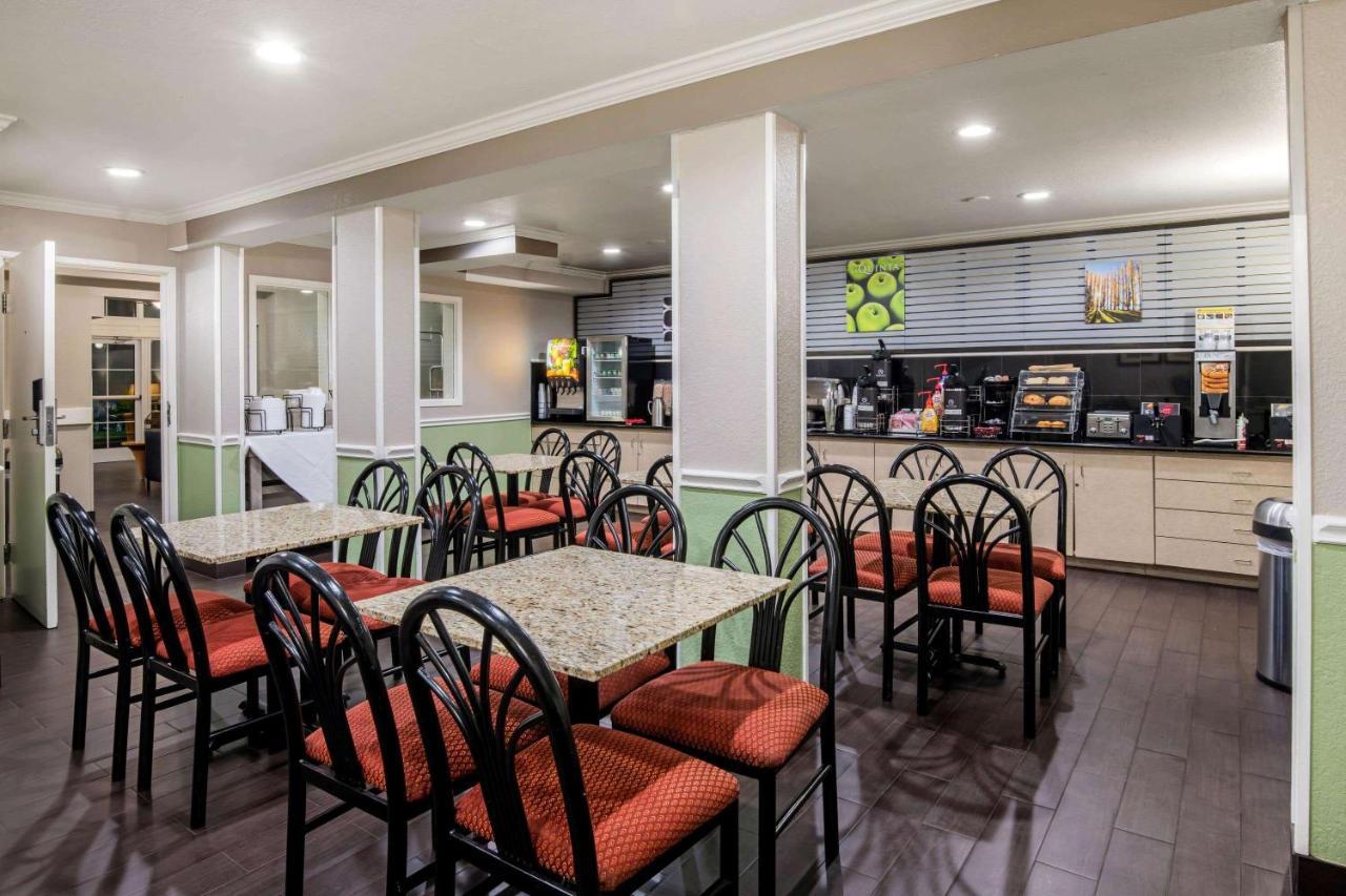 La Quinta By Wyndham Brooks Base Hotel