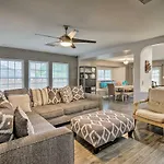 Dog-Friendly Texas Retreat With Hot Tub, Patio And Bar