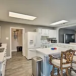 Dog-Friendly Texas Retreat With Hot Tub, Patio And Bar