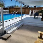 Cheerful 3-Bedroom With A Pool