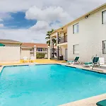 Super 8 By Wyndham San Antonio At I-10