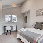 Fam Friendly 5 Bed Home Blocks To Pearl/Riverwalk!
