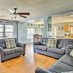 San Antonio Getaway About 18 Mi To Dtwn And Pool!