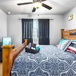 Spacious Lux 3Br 3Ba Home W 12 Arcade Games & Hottub- W Private Garage & Private Backyard