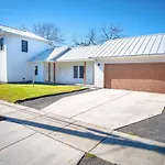 Downtown Modern Farmhouse-Pool- Sleeps 12