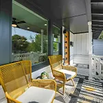 Modern Cottage+8 Guests+Covered Patio+Weber Grill