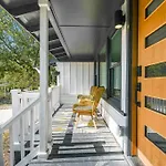 Modern Cottage+8 Guests+Covered Patio+Weber Grill