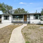 Modern Cottage+8 Guests+Covered Patio+Weber Grill