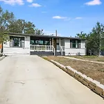 Modern Cottage+8 Guests+Covered Patio+Weber Grill