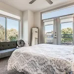 Luxury Condo Facing Riverwalk Free Parking Pet Friendly Centrally Located