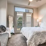 Luxury Condo Facing Riverwalk Free Parking Pet Friendly Centrally Located