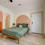 The Retro Retreat - Close To Downtown, Fort Sam