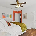 Gorgeous Artistic Fully Fenced Home Near Downtown