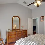 San Antonio Abode With Spacious Backyard And Deck
