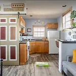Cozy & Private Studio Guesthouse Near Downtown